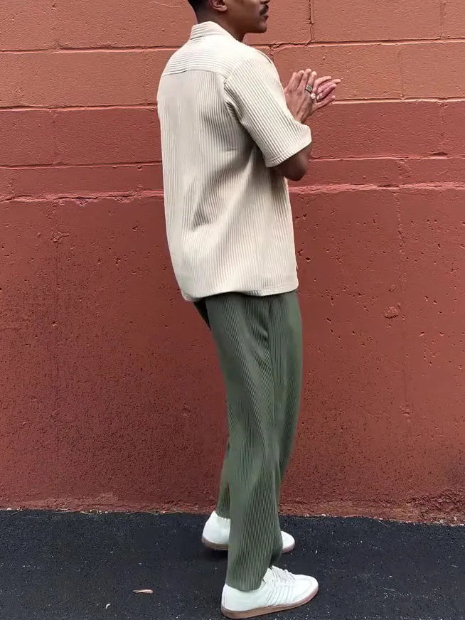 Men's green pleated casual trousers with regular fit and ankle-length cut