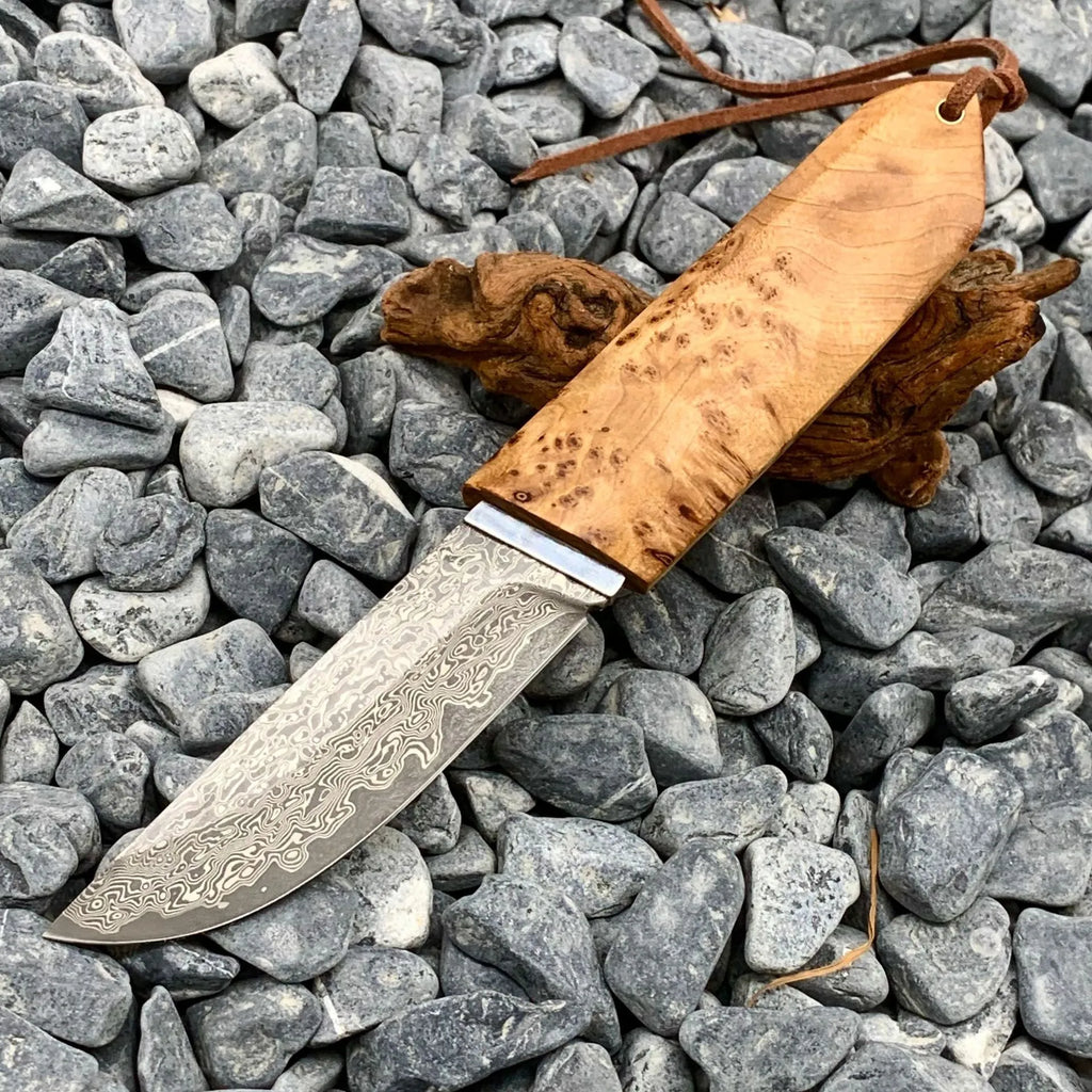 White shadow short knife with Damascus pattern VG10 steel blade and Thuja wood handle