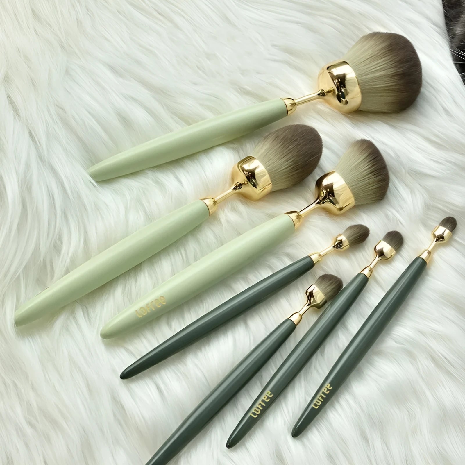 BA 7-piece makeup brush set with beech wood handles and soft bristles in multiple colours
