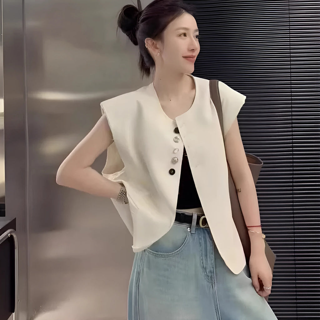 Women's loose fit sleeveless vest in solid colour with side pockets.