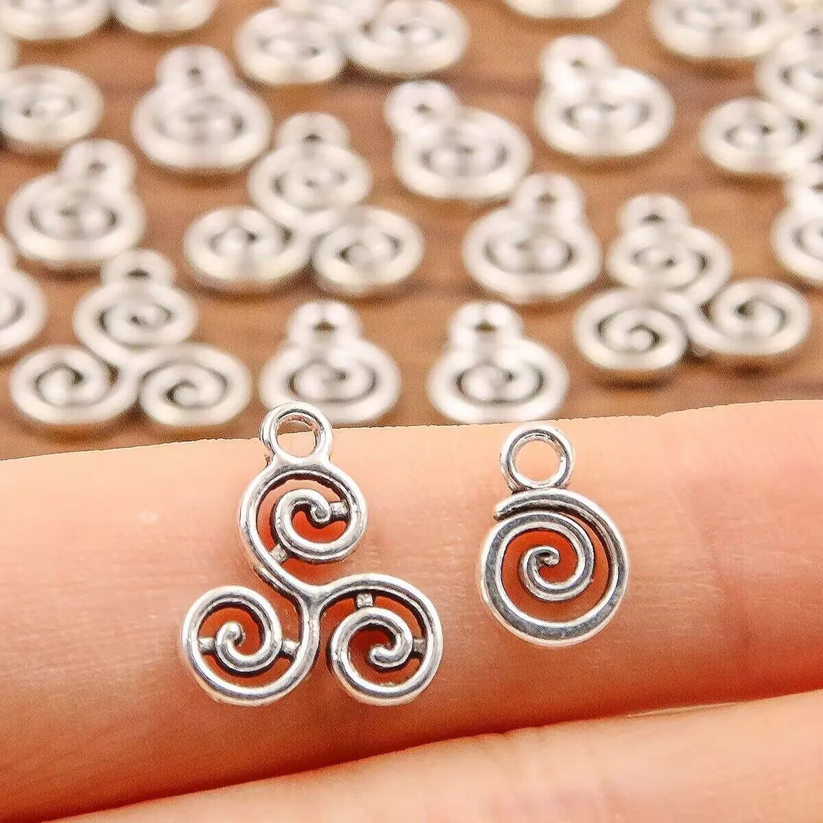 Double-sided hollow circle alloy pendant, electroplated round accessory in 7x11mm and 13x15mm sizes.