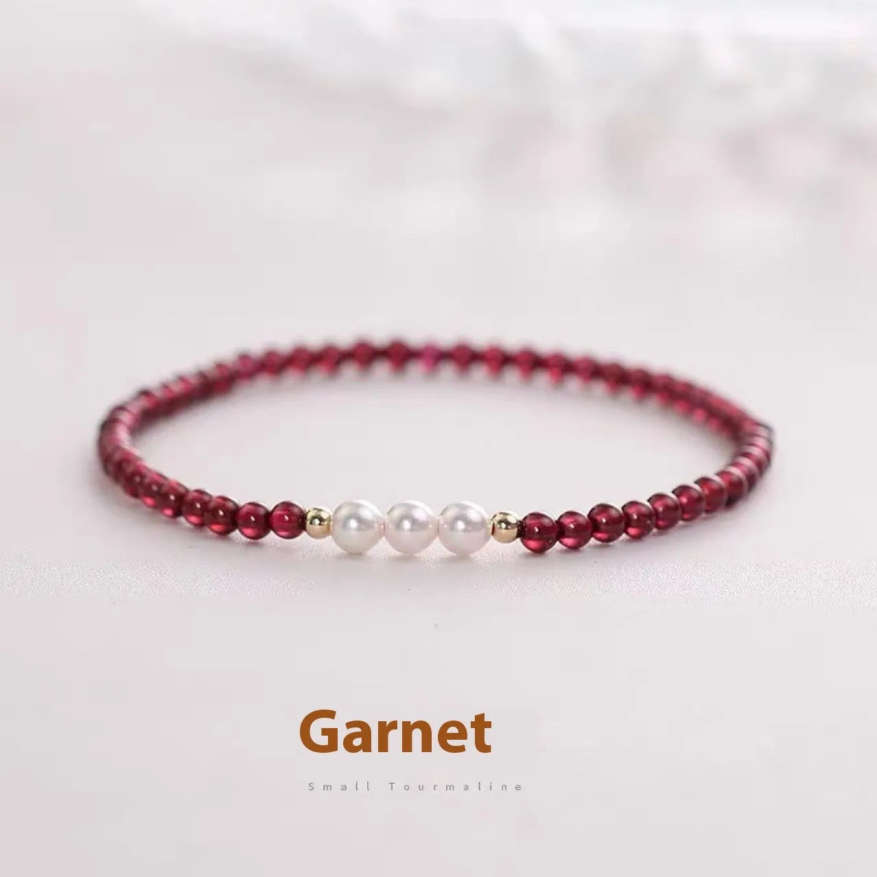 Women's artificial pearl bracelet with Chinese garnet beads in crystal construction