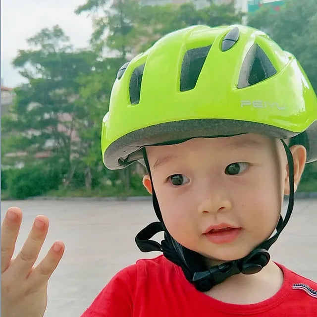 Children's helmet equipment in blue with outer PVC shell and inner EPS foam, for roller skating and cycling