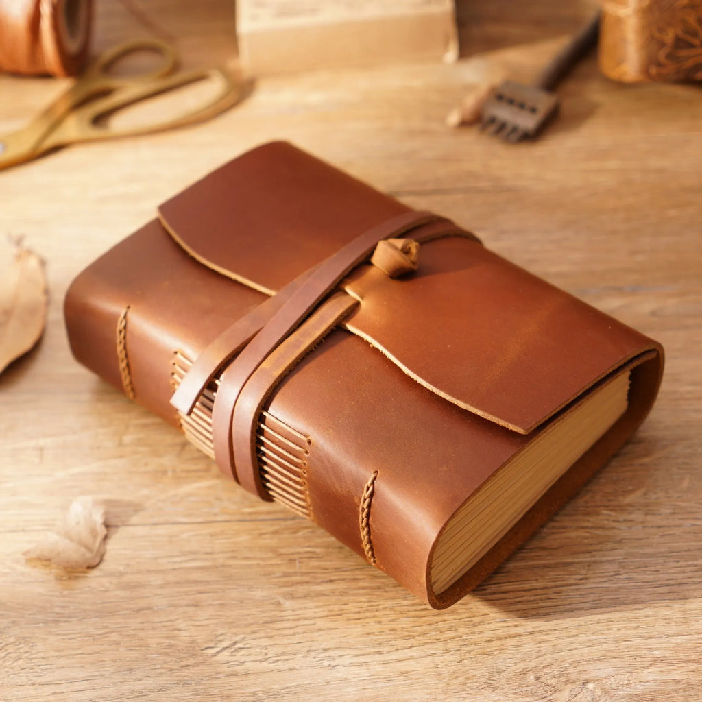Real leather notebook in crazy horse brown with pure manual binding and 120gsm kraft paper pages measuring 100x155mm