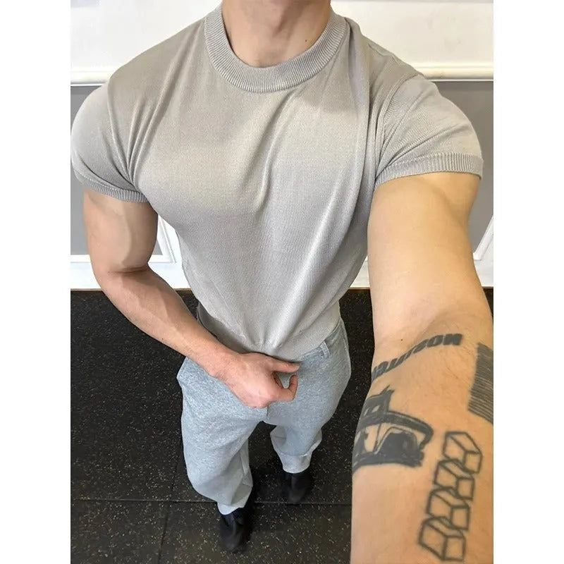 Men's slim fit knitted T-shirt with muscle-showing design and thread cuff-closing short sleeves in solid colour