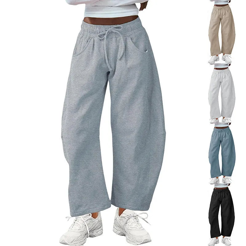 Loose cropped sweatpants with elastic waist in street fashion colours