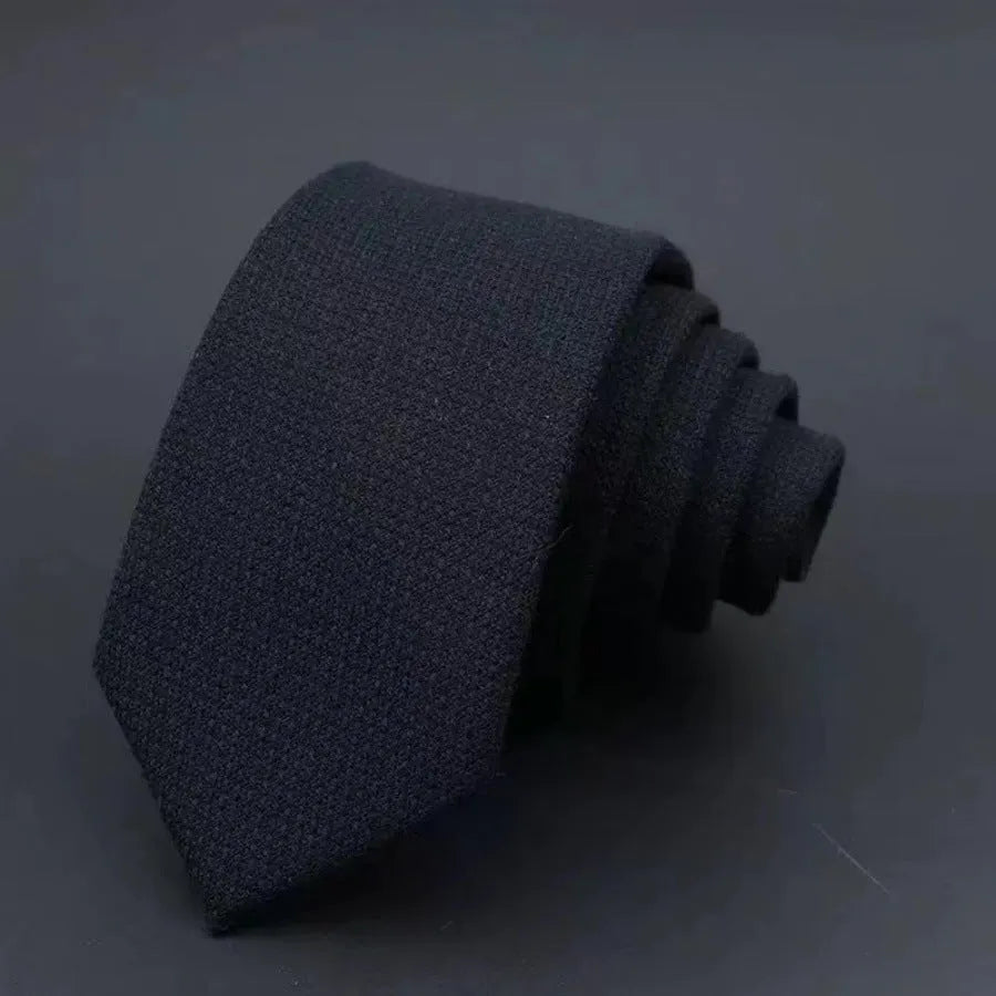 Thickened sanded fabric hand hit arrow-shaped bow tie for men in polyester yarn, black background with white line clapping device pattern
