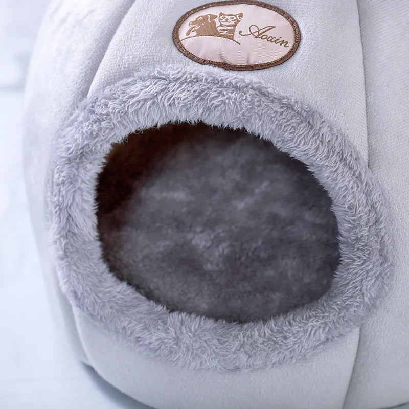 Semi-enclosed warm and fluffy pet nest in plush fabric with raised rim, available in M L and XL sizes for dogs and cats