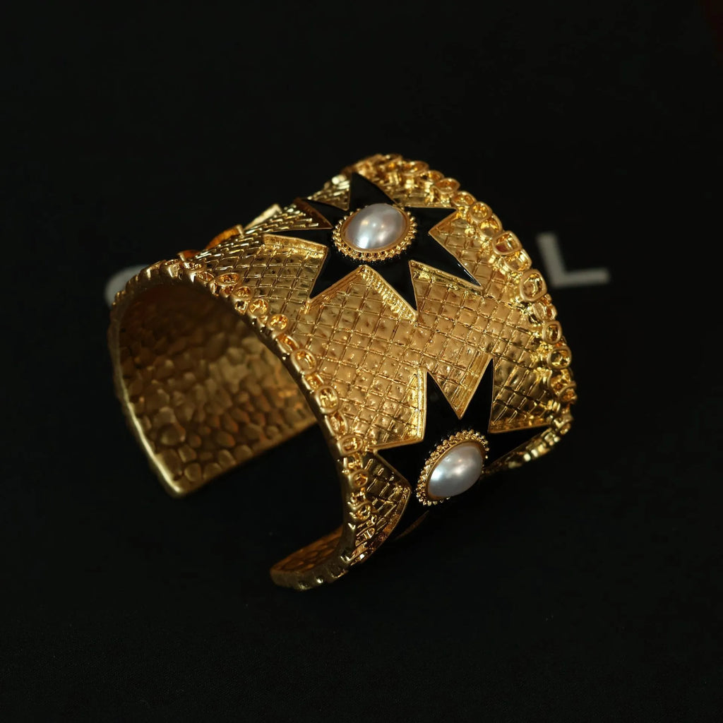 Gold-plated wide retro bracelet with star detailing, 5.8cm interface, picture colour finish