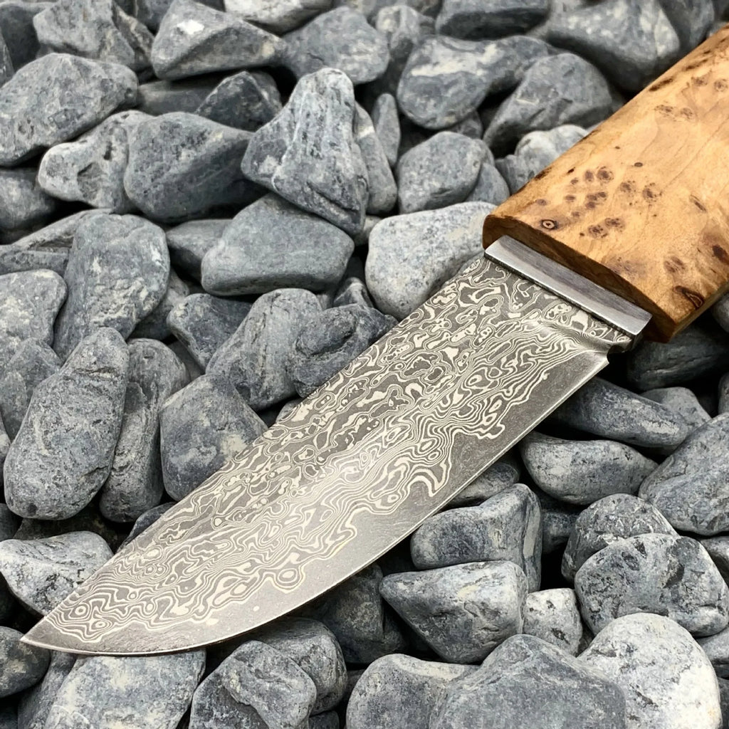 White shadow short knife with Damascus pattern VG10 steel blade and Thuja wood handle