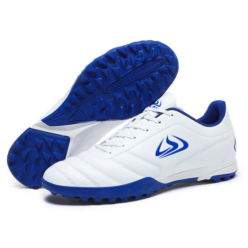Men's low-top football boots with synthetic leather upper and rubber sole for artificial grass pitches.