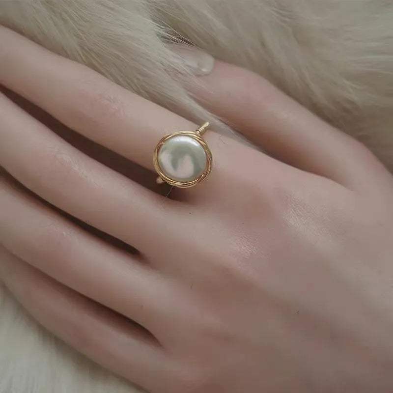 Adjustable freshwater pearl ring in copper-plated gold with open-mouth band and hand-wound geometric setting