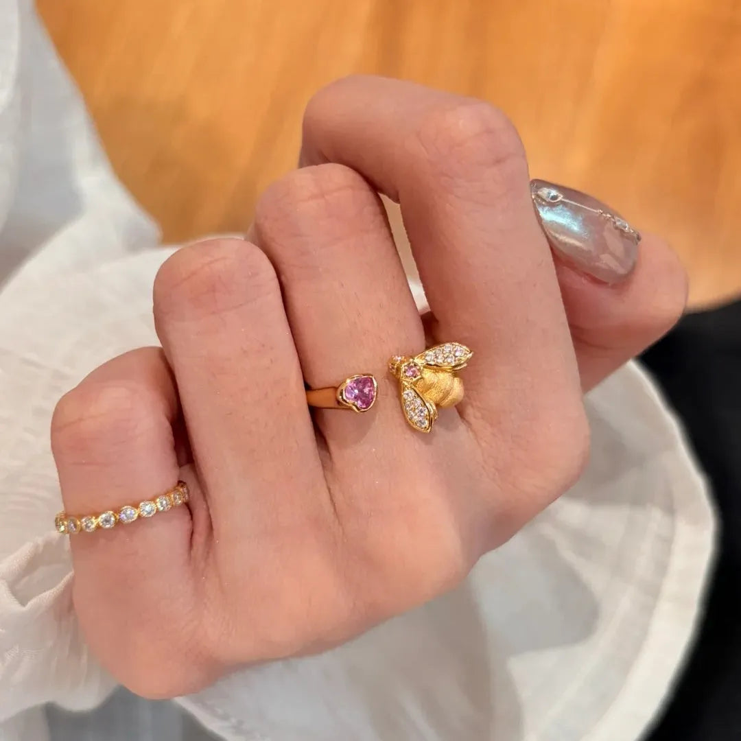 Little Bee Simple Rhinestone Heart-shaped Gold Tone Copper Ring for Women with Bee Motif