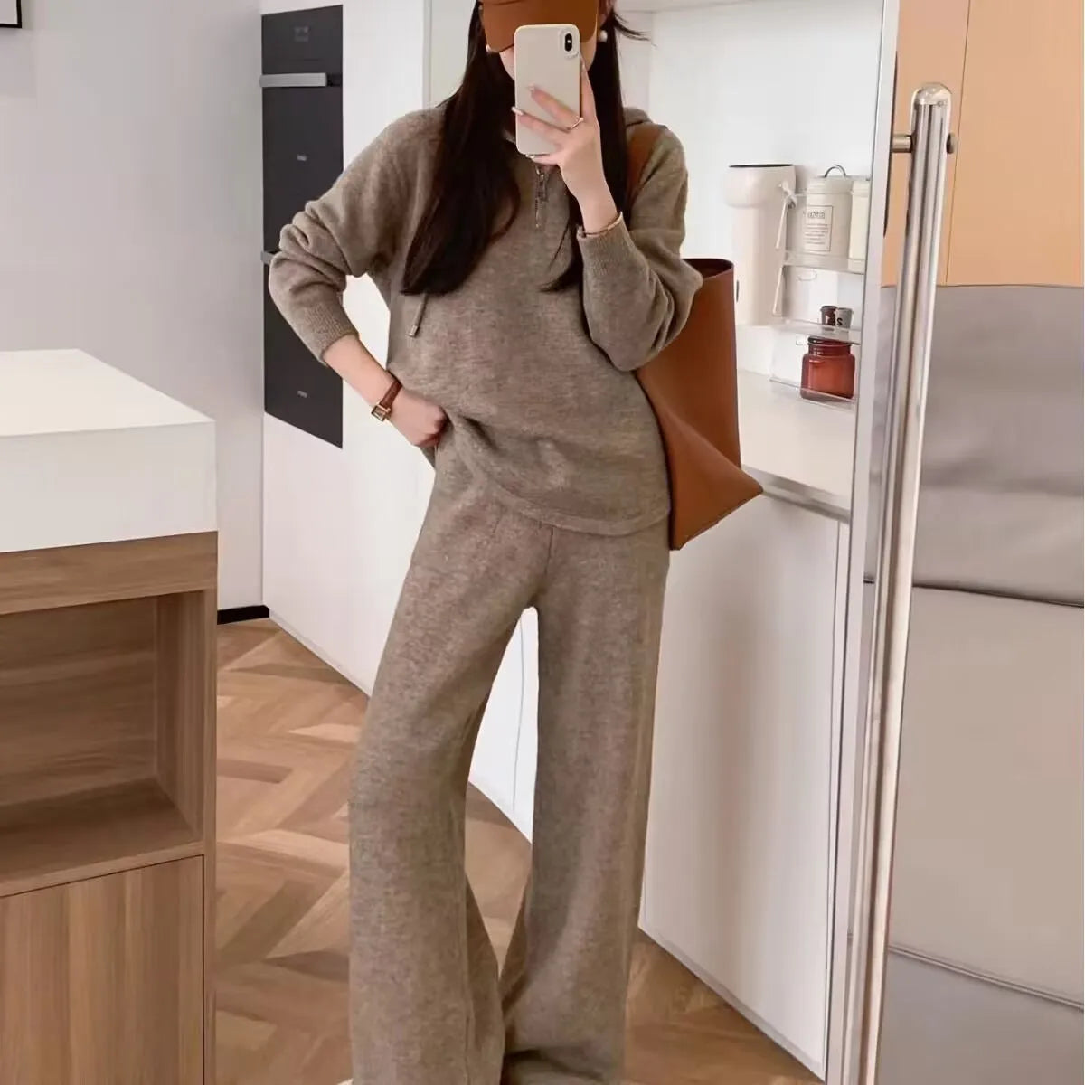 Women's loose hooded sweater and wide-leg pants set in solid colour, long sleeves, patch detail, polyester fabric, apricot option.