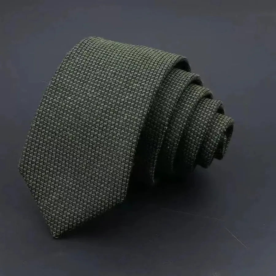 Thickened sanded fabric hand hit arrow-shaped bow tie for men in polyester yarn, black background with white line clapping device pattern