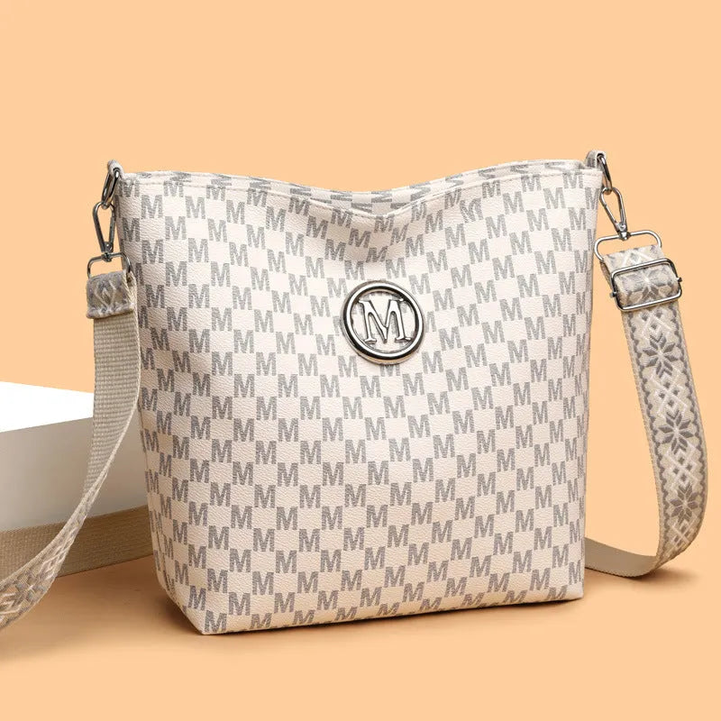 Retro dumpling-shaped fashion shoulder bag in PU material with zipper internal organisation