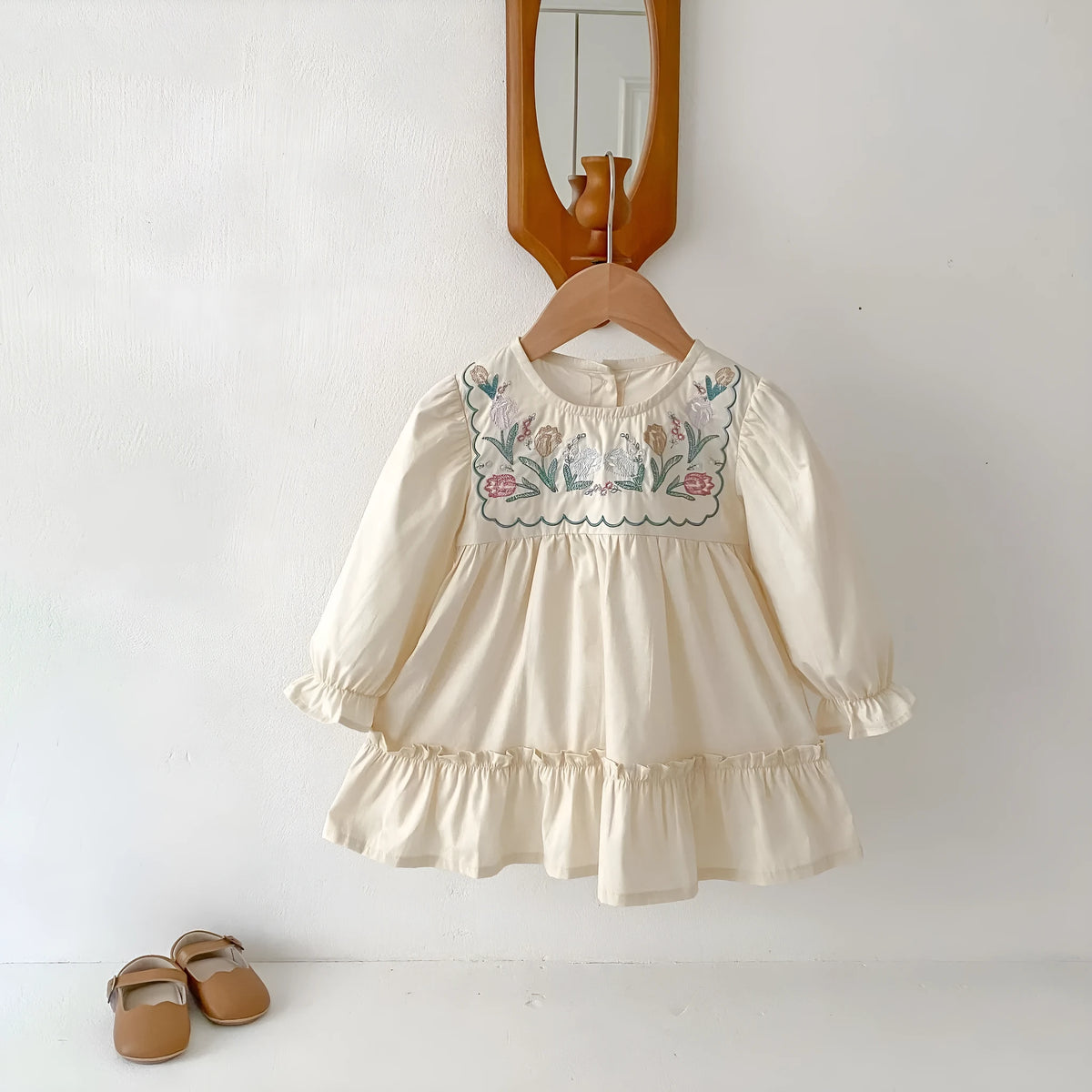 Girls' apricot long sleeve dress with ruffle sleeves, flower embroidery and princess skirt, sizes 80cm to 130cm