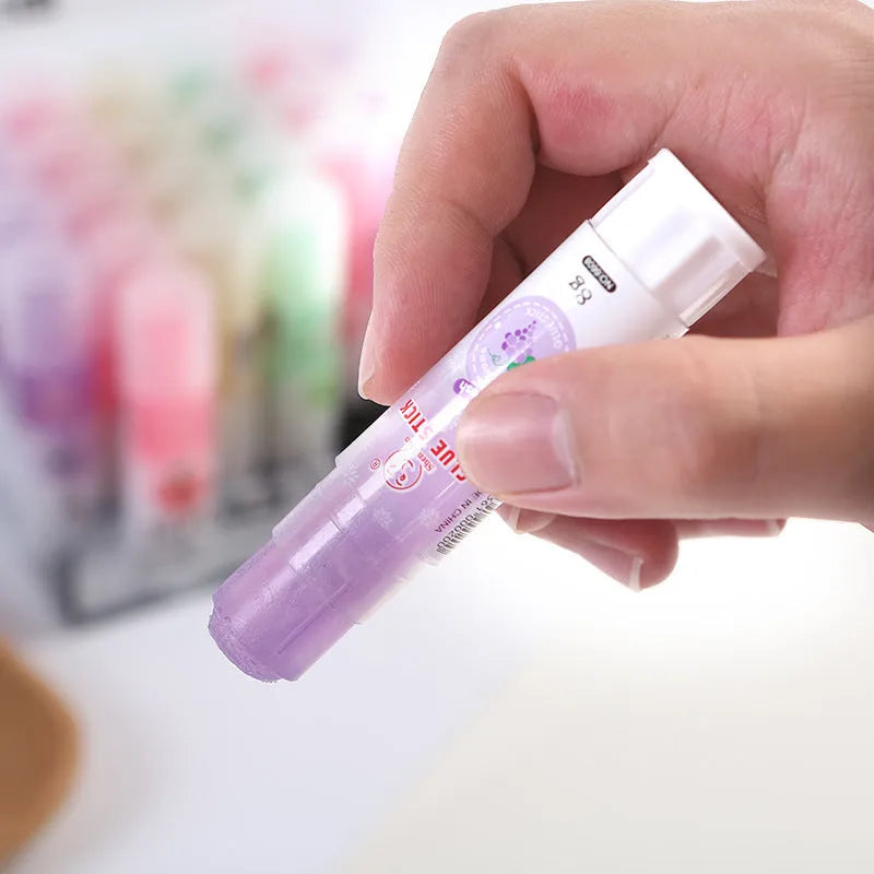 Jelly fruit fragrance solid glue stick in random colour, 8.5cm long, for students and crafts.