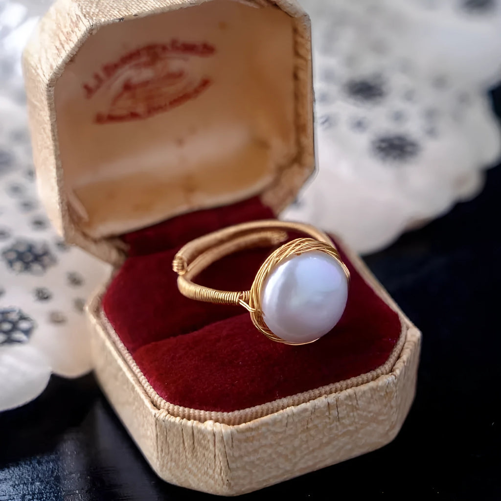 Adjustable freshwater pearl ring in copper-plated gold with open-mouth band and hand-wound geometric setting