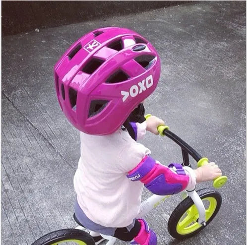 Children's helmet equipment in blue with outer PVC shell and inner EPS foam, for roller skating and cycling