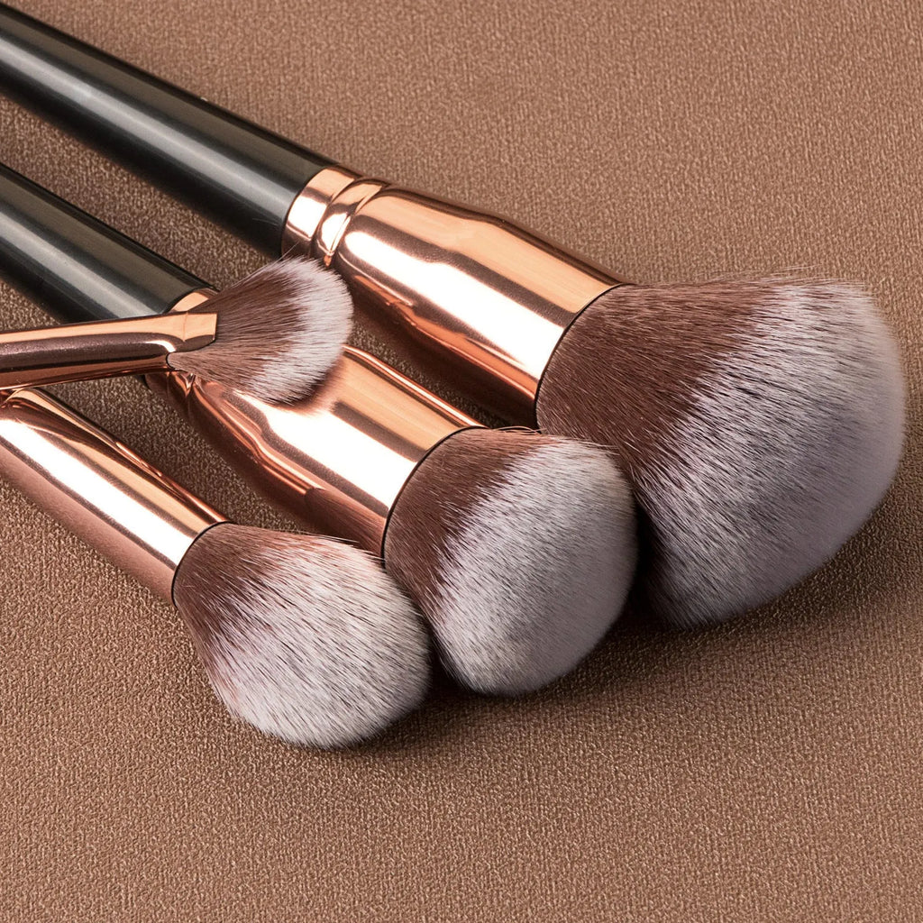 15-piece makeup brush set with eye shadow brush, man-made fibre bristles, plastic handles, 19cm length, brown or black