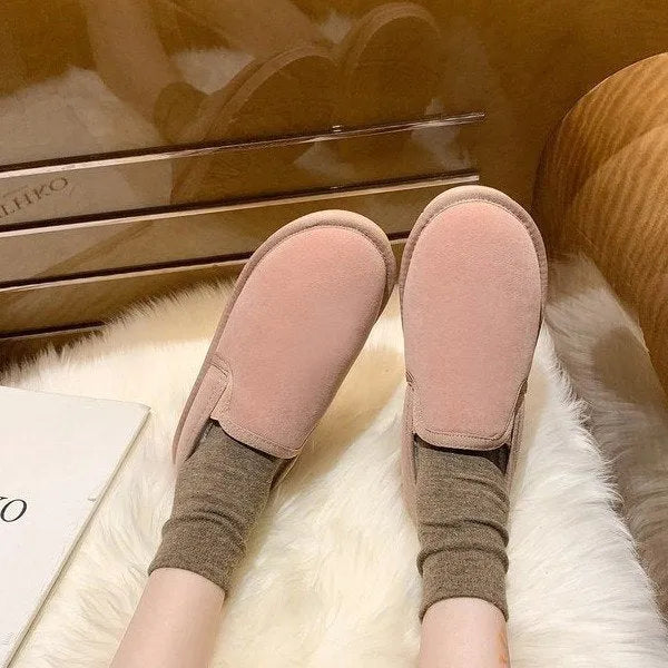 Flat-heel snow boot with fleece lining in multiple colour options on a rubber sole.