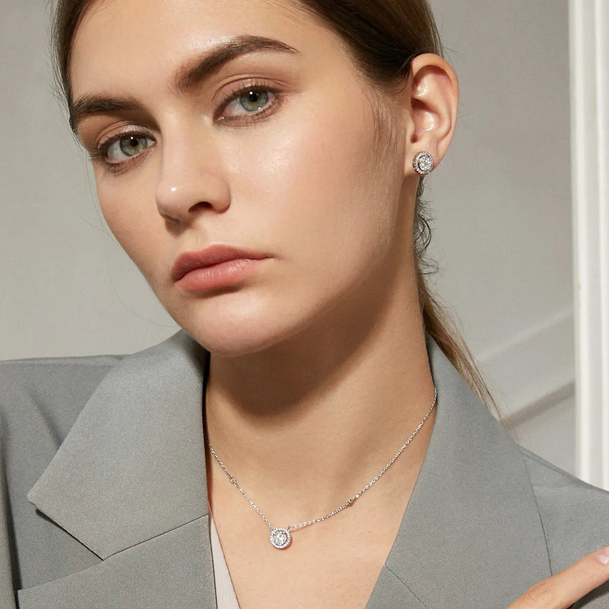 Choker bridal necklace for women with copper clavicle chain and geometric mixed gem inlaid pendant