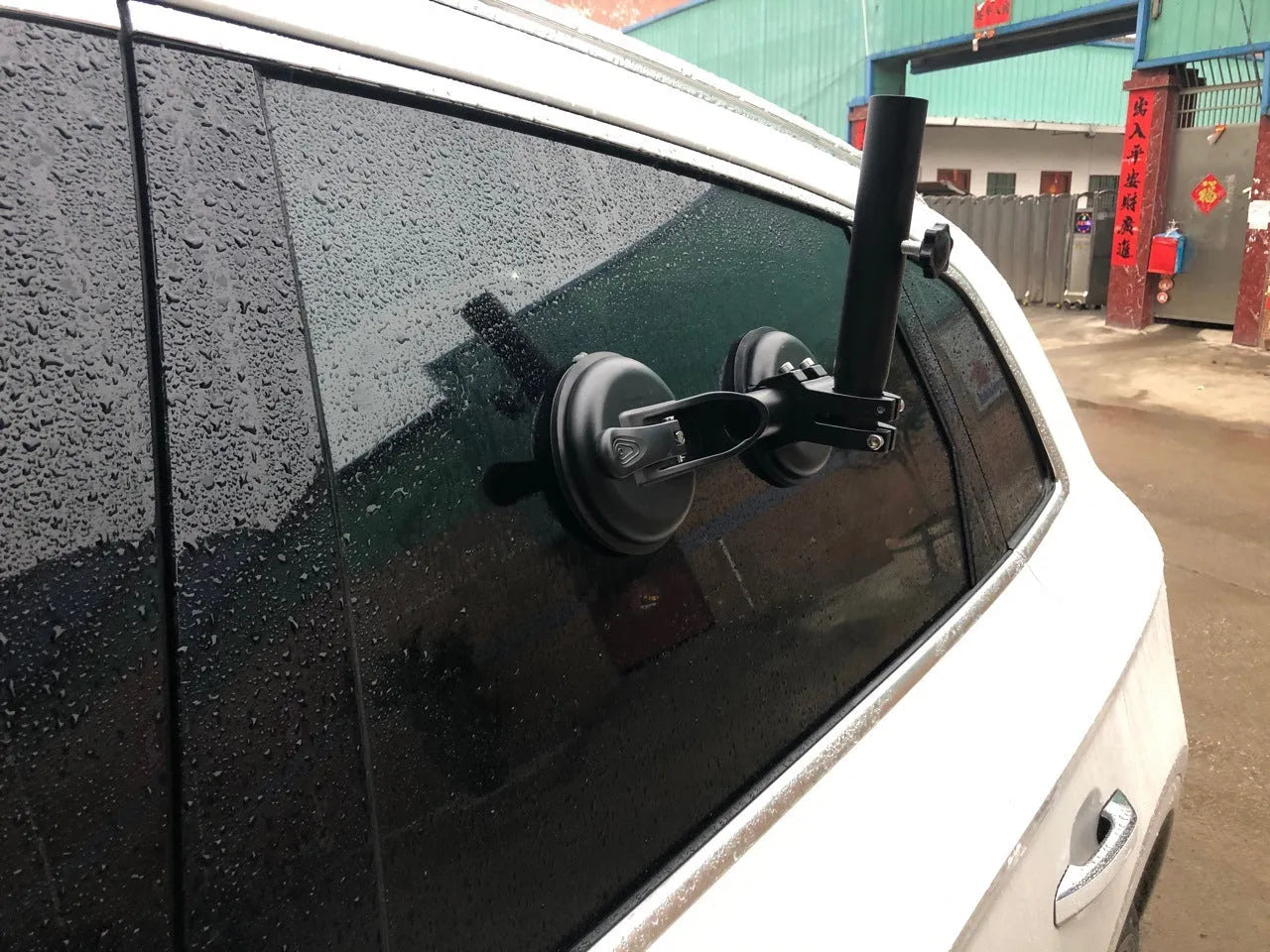 Black off-road car glass sucker base with round suction cup and 1.1kg rubber disc for flag mounting
