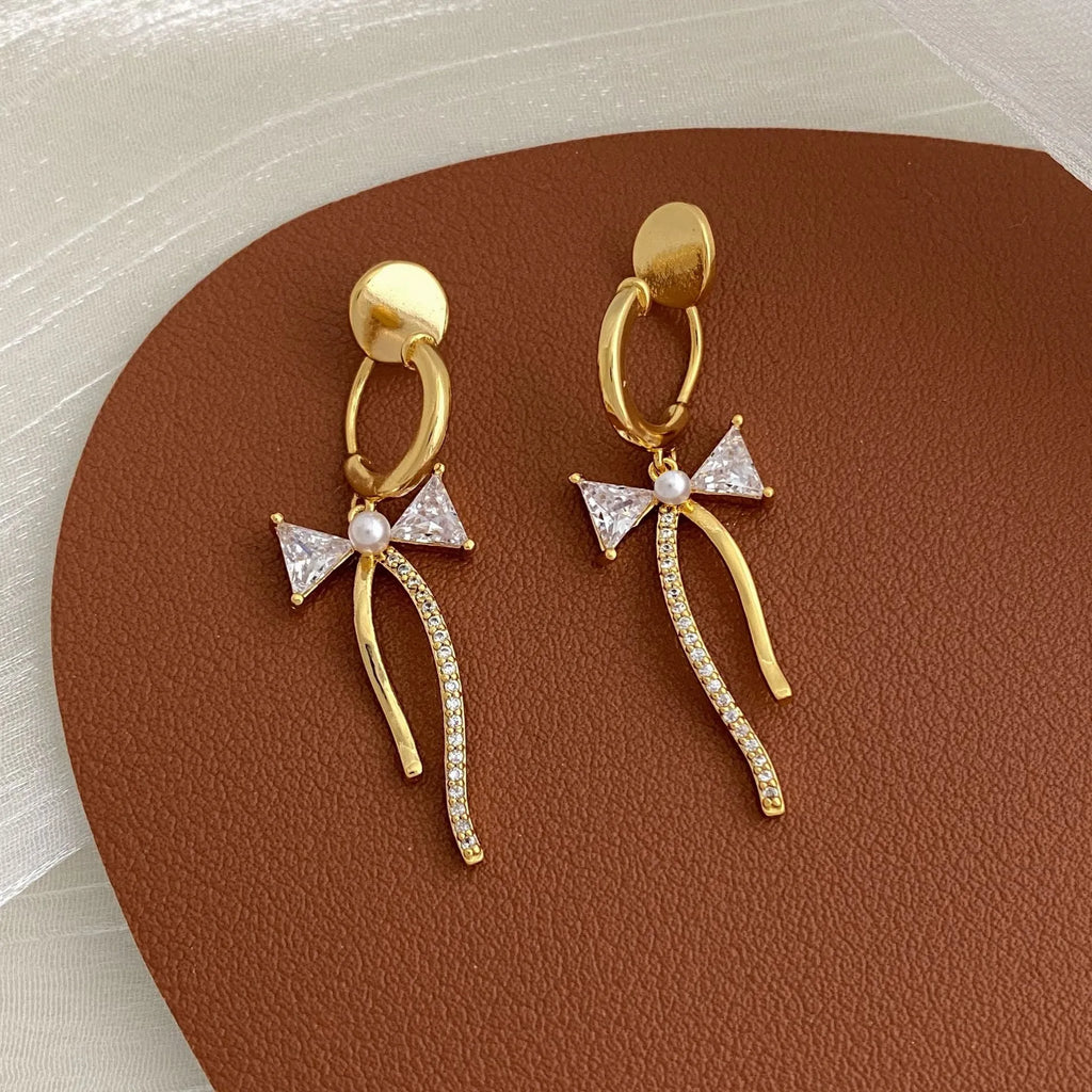 Asymmetric C-shaped earrings with micro-set zirconia, copper finish, ear clip style
