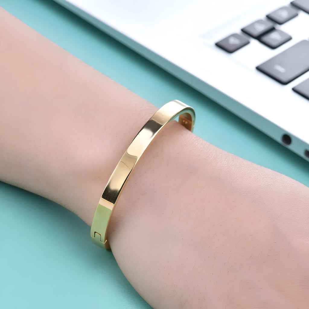 Simple glossy snap bracelet for women in polished stainless steel, oval minimalist design, steel colour or gold