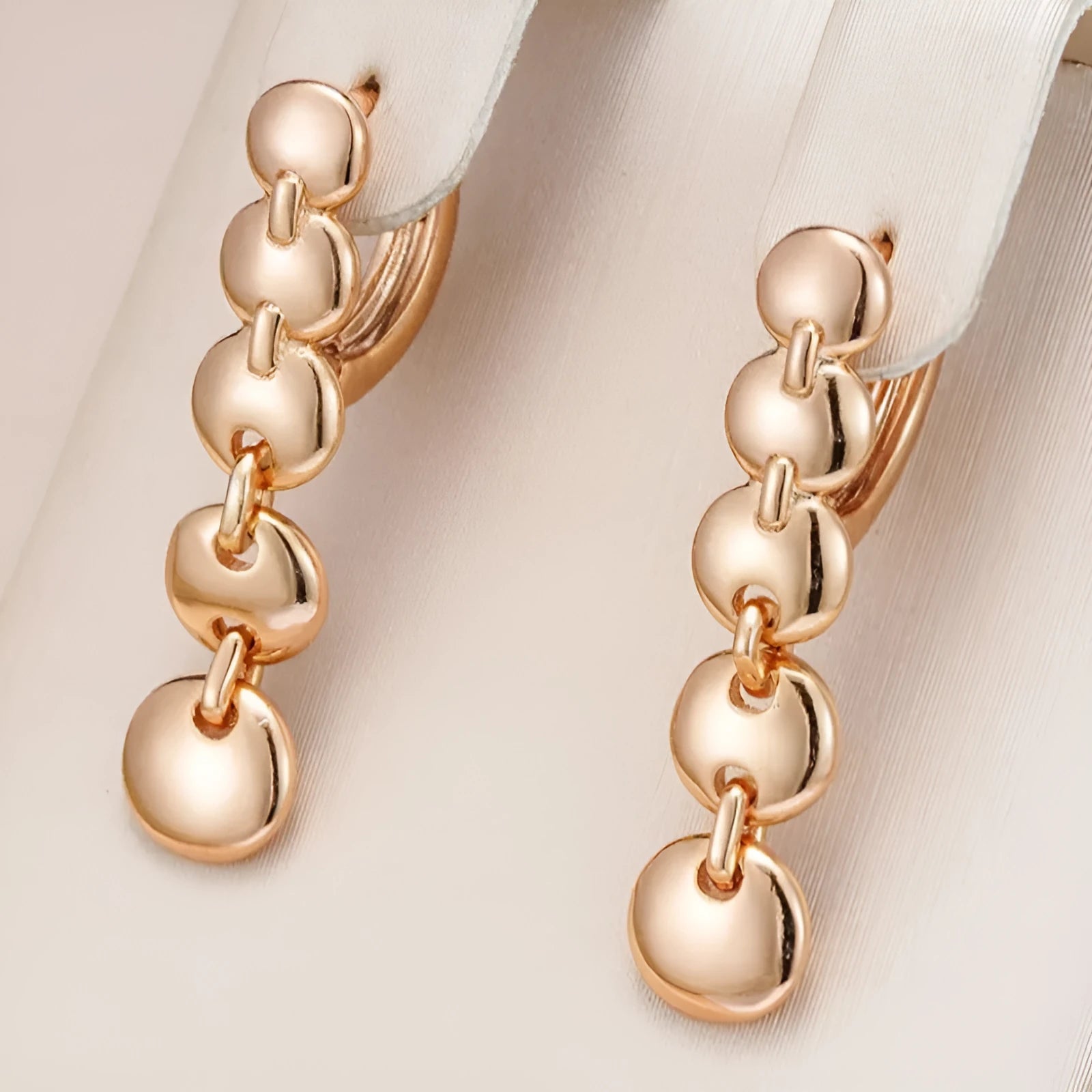 Gold-coloured retro circle earrings with woven copper construction and geometric design