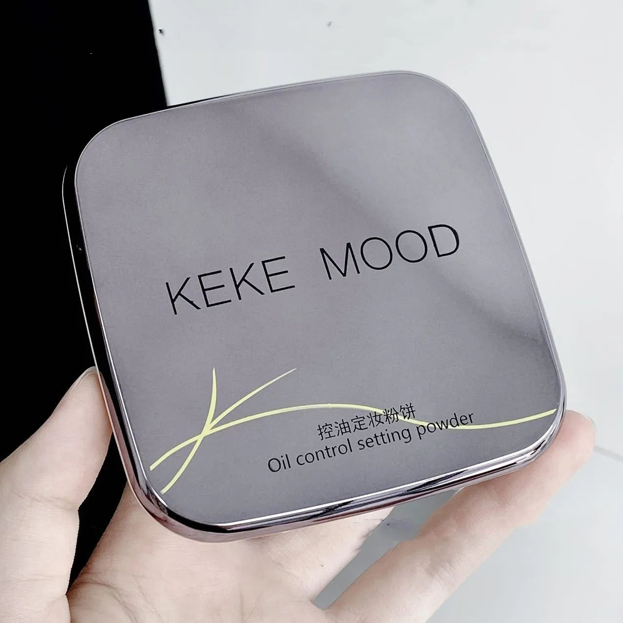 Pressed powder compact for oil control and skin brightening in natural matte finish