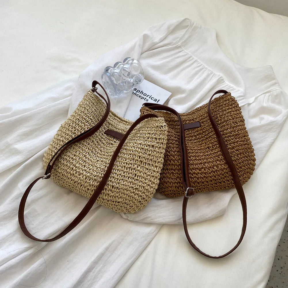 Medium woven straw tote bag with zipper in beige or dark khaki, 29cm wide, 23cm high, 6cm deep.
