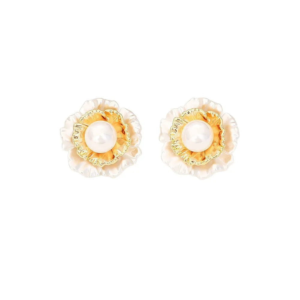 Pleated flower pearl stud earrings in real gold-plated copper, casual floral ear studs, 1 pair