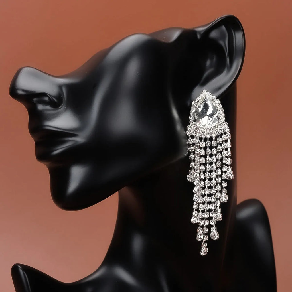 Drop-shaped rhinestone tassel earrings in silver with diamond treatment, 10cm length