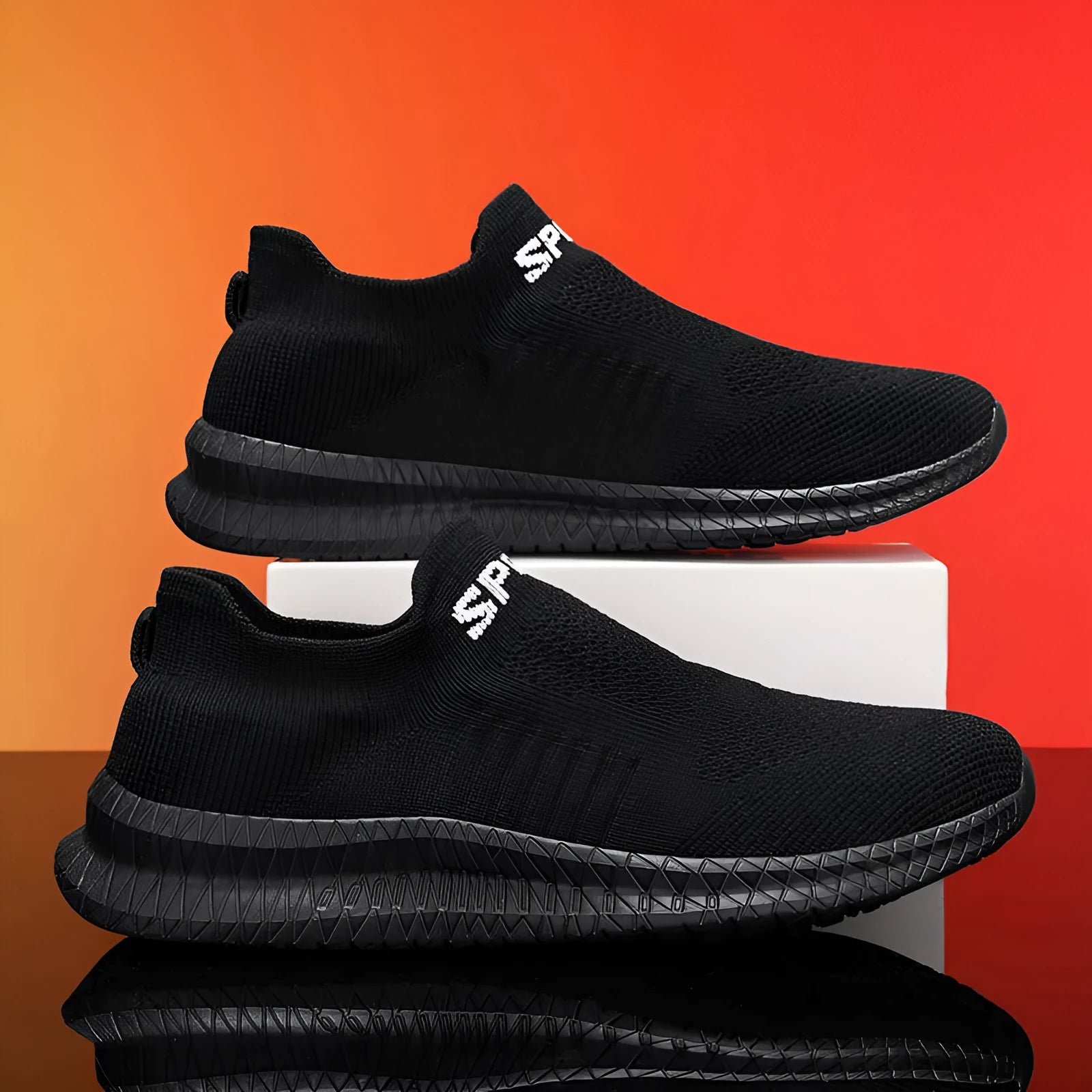 Men's breathable flyknit running shoes in casual design with flat heel