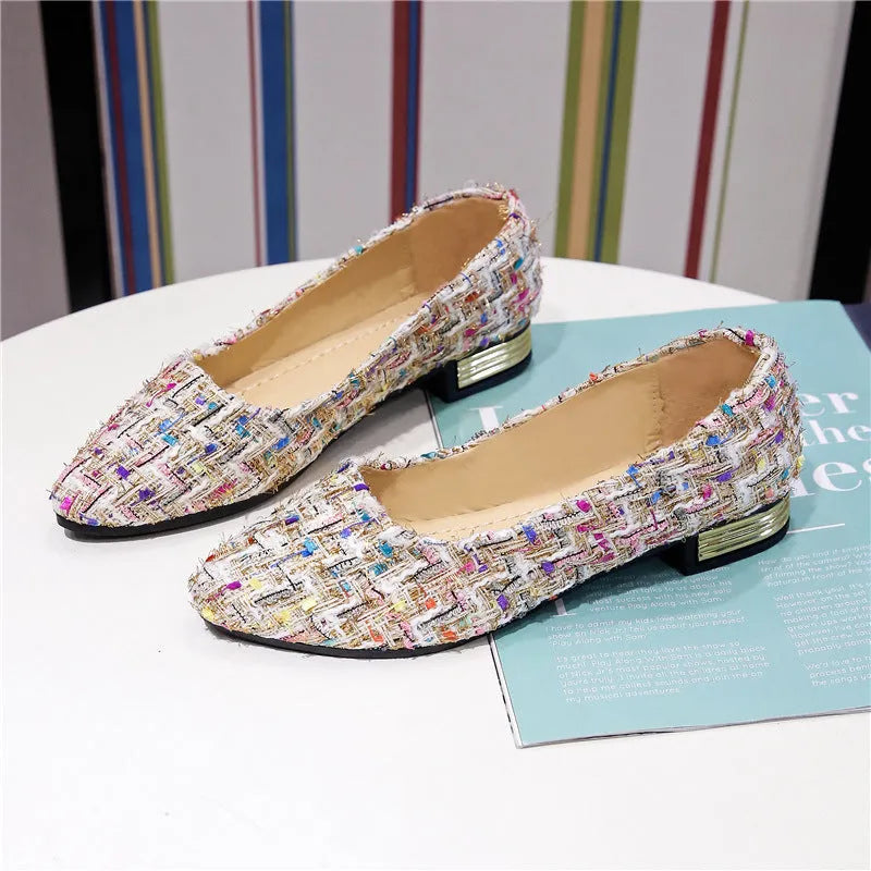 Women's black and white low-top canvas shoes with pointed toe and flat rubber soles