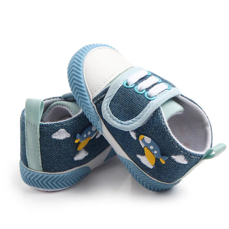 Blue baby walking shoes for boys with cartoon pattern on canvas upper
