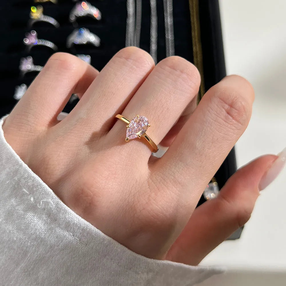Sterling silver closed ring with pear-shaped zircon inlay and electroplated geometric band