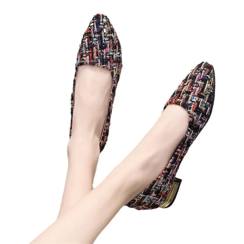 Women's black and white low-top canvas shoes with pointed toe and flat rubber soles