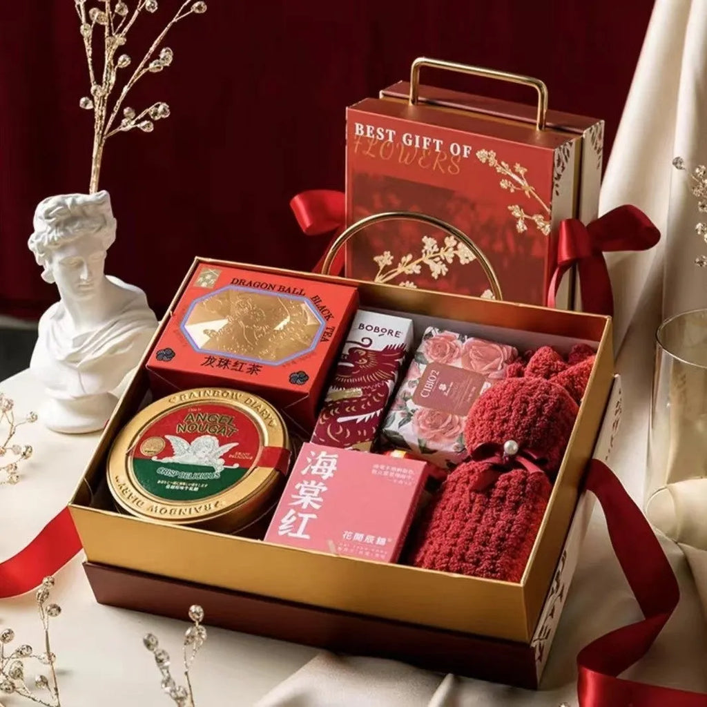 Hand gift box in paper and cardboard, champagne gold, glacier blue or red, with string lights, raffia or single box options.