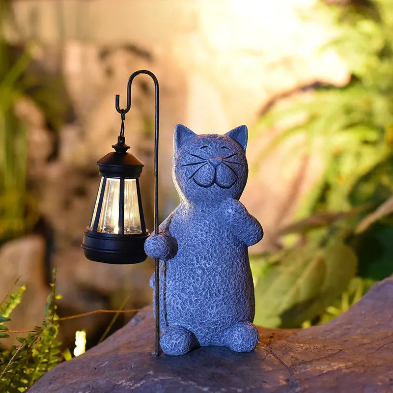 Solar garden light shaped like a kitten lifting a lamp, made from resin for outdoor decoration.