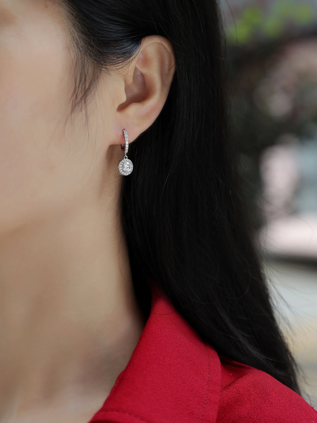 Two moissanite stud earrings, 0.5 carat, S925 silver plated with platinum, 3.2 grams, gift box and GRA certificate.