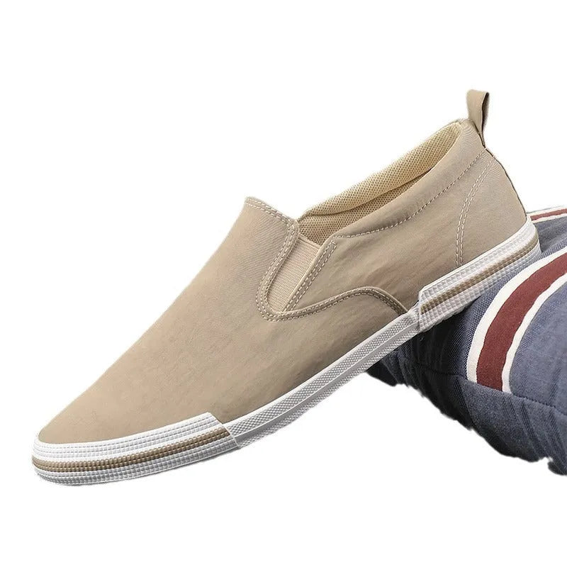 Men's low-top canvas casual shoe in grey with a vulcanised rubber sole and rounded toe.
