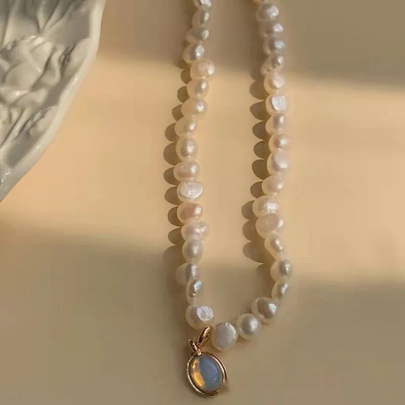 Vintage pearl necklace with geometric pendant on adjustable chain up to 50cm.