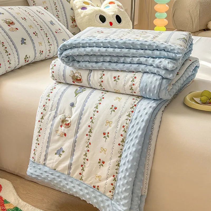 Pure cotton printed quilt in yellow, available in 180x220cm, 200x230cm, and 220x240cm for spring and autumn bedding.