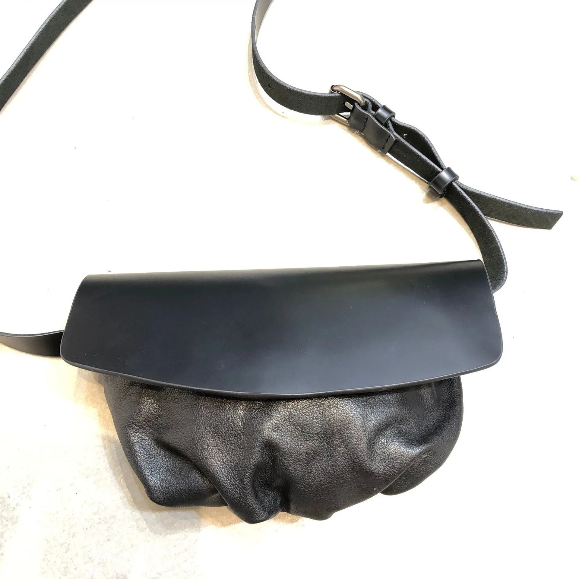 Black first layer cowhide leather handmade single-shoulder bag for women with compact design and urban simplicity style
