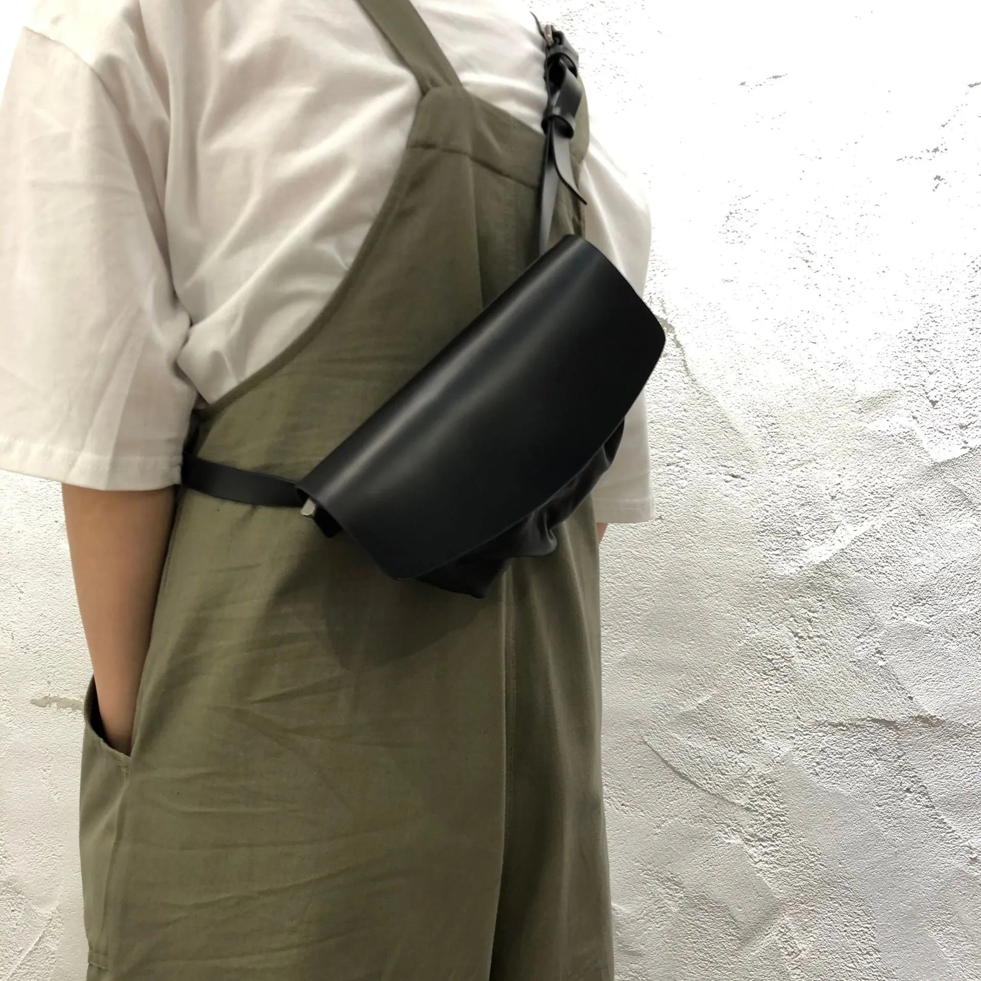 Black first layer cowhide leather handmade single-shoulder bag for women with compact design and urban simplicity style