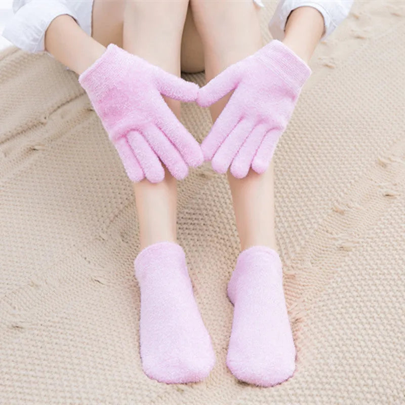 Reusable gel hand mask and foot mask set in pink or green with cotton spandex and vitamin E gel lining