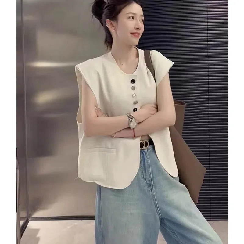 Women's loose fit sleeveless vest in solid colour with side pockets.
